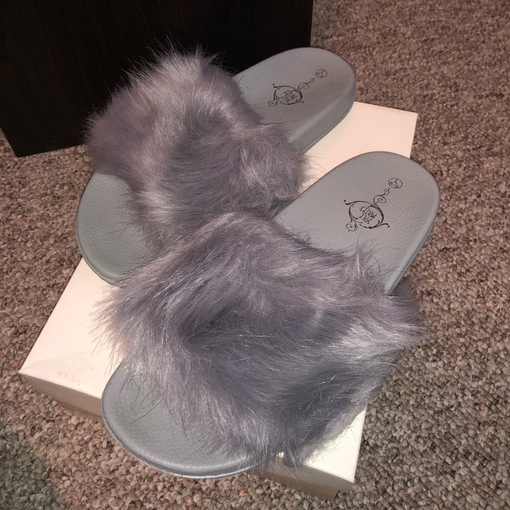 FURRY SLIP ONS 💋